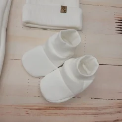 KAZUM Kombinezon z ocieplanej dresówki bez stóp + czapka + buciki 56-86 ivory