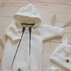 KAZUM Kombinezon z ocieplanej dresówki dwa czarne zamki bez stóp + czapka + buciki 56-86 ivory
