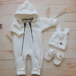 KAZUM Kombinezon z ocieplanej dresówki dwa czarne zamki bez stóp + czapka + buciki 56-86 ivory