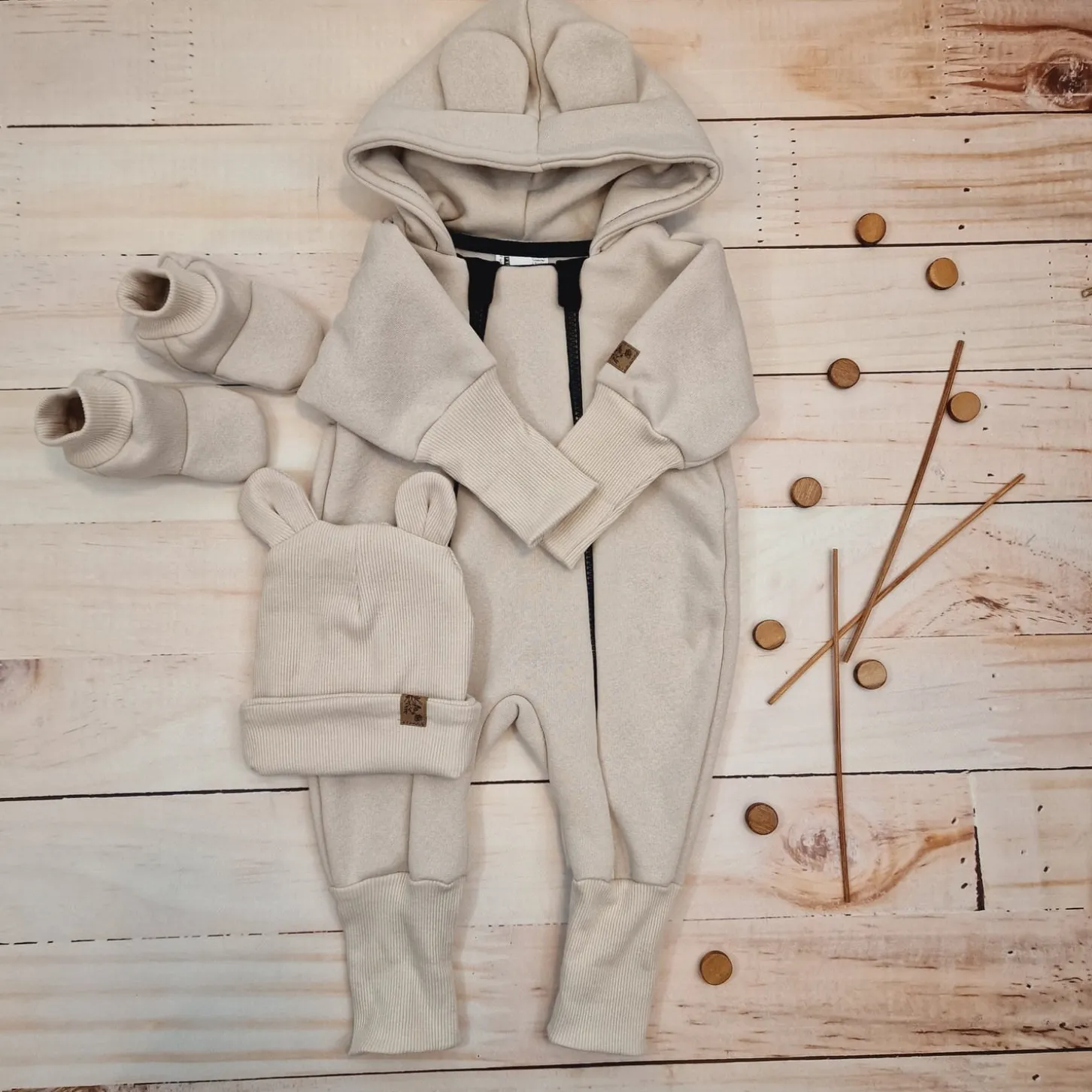 KAZUM Kombinezon z ocieplanej dresówki bez stóp + czapka + buciki 56-86 alabaster beige