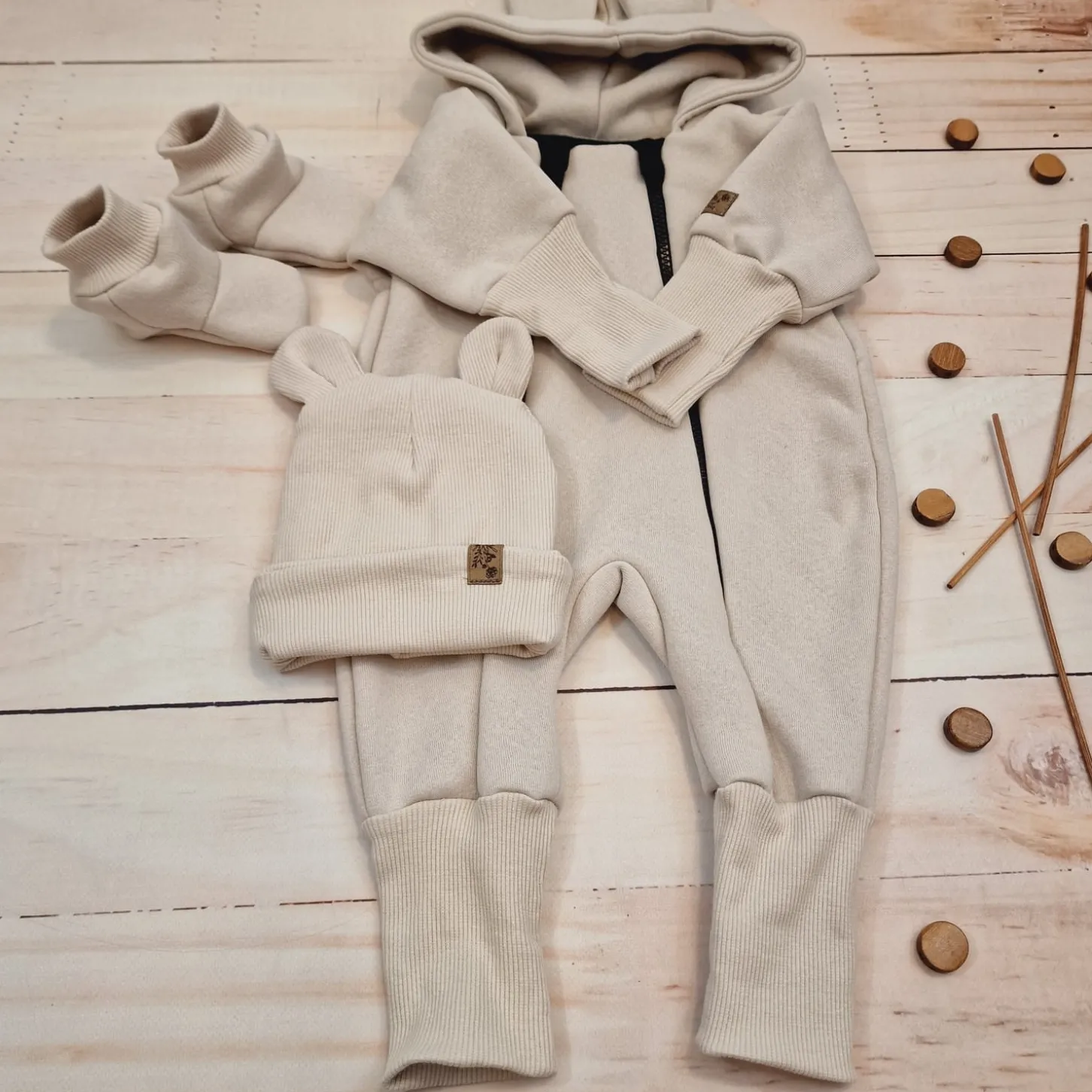 KAZUM Kombinezon z ocieplanej dresówki bez stóp + czapka + buciki 56-86 alabaster beige