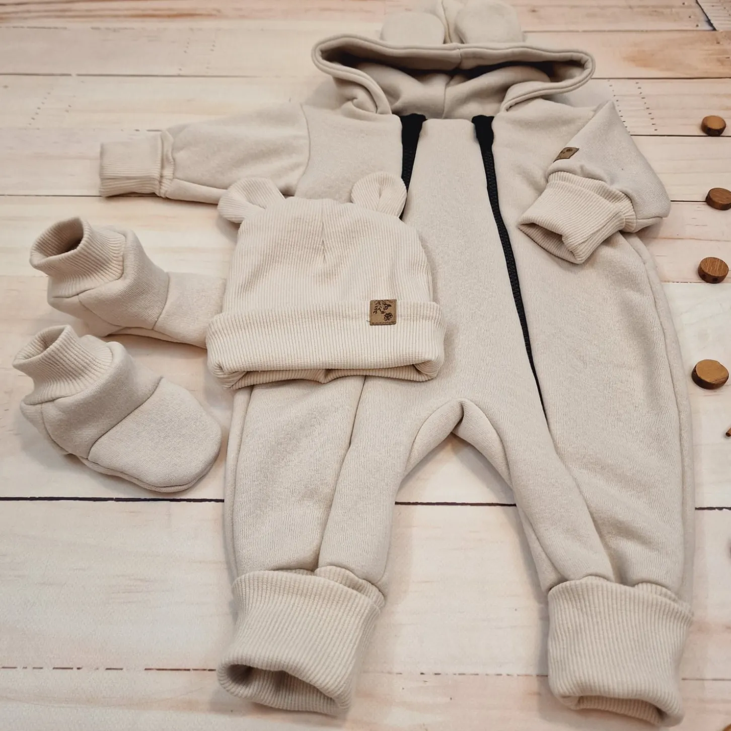 KAZUM Kombinezon z ocieplanej dresówki bez stóp + czapka + buciki 56-86 alabaster beige