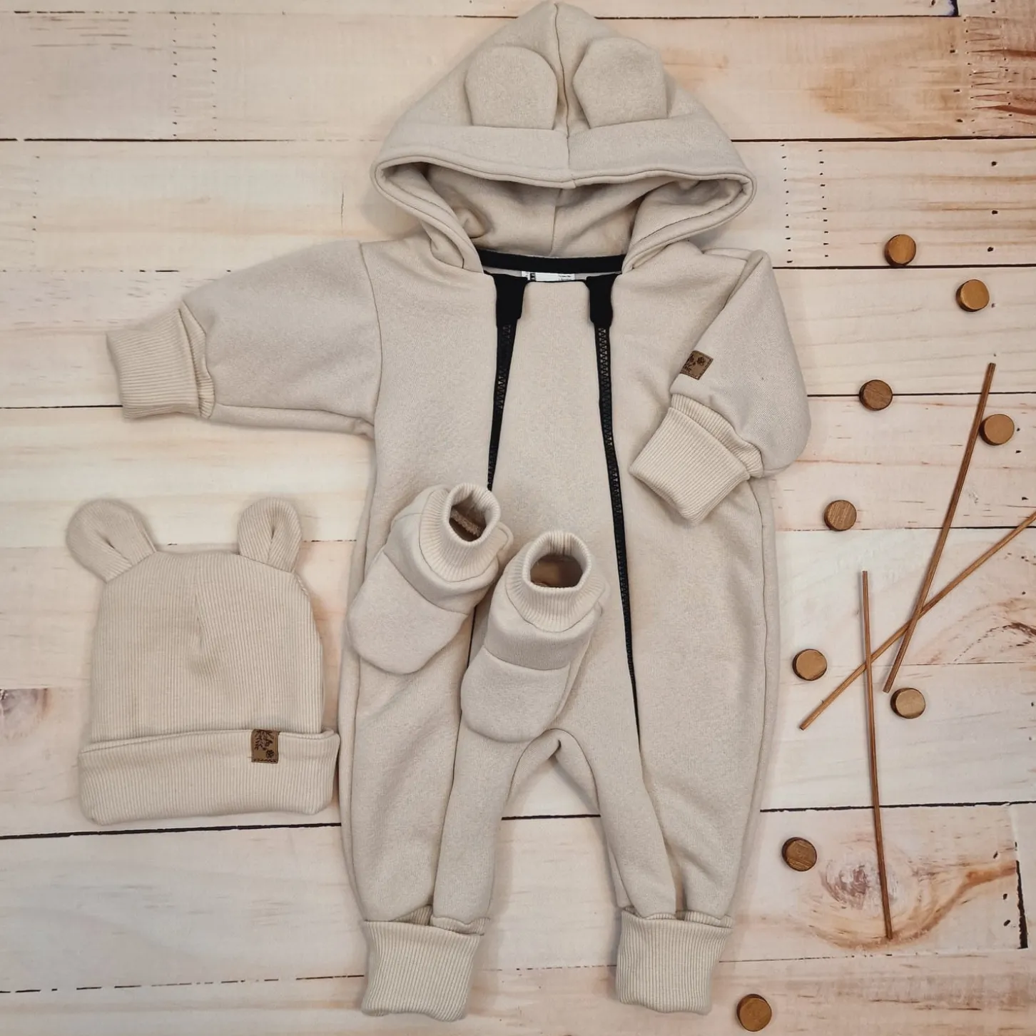 KAZUM Kombinezon z ocieplanej dresówki bez stóp + czapka + buciki 56-86 alabaster beige
