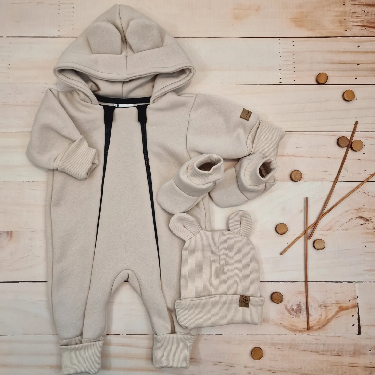KAZUM Kombinezon z ocieplanej dresówki bez stóp + czapka + buciki 56-86 alabaster beige