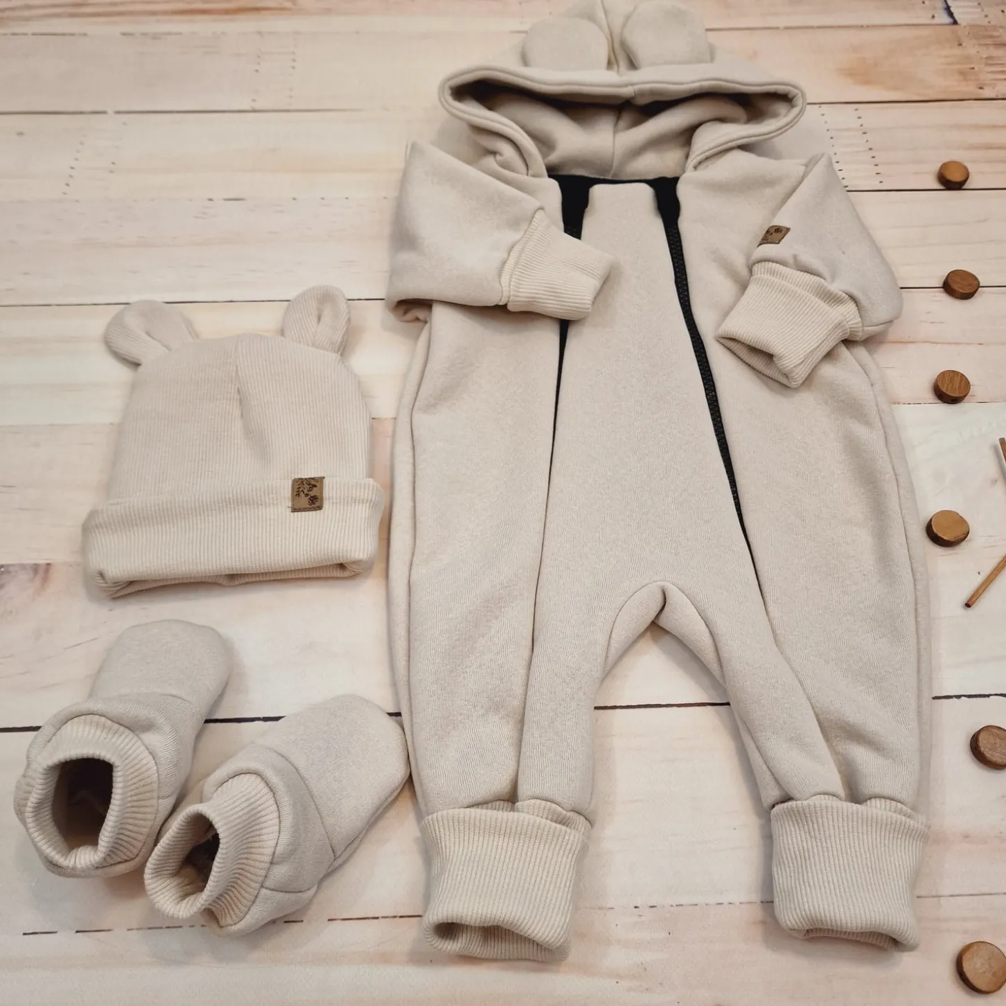 KAZUM Kombinezon z ocieplanej dresówki bez stóp + czapka + buciki 56-86 alabaster beige