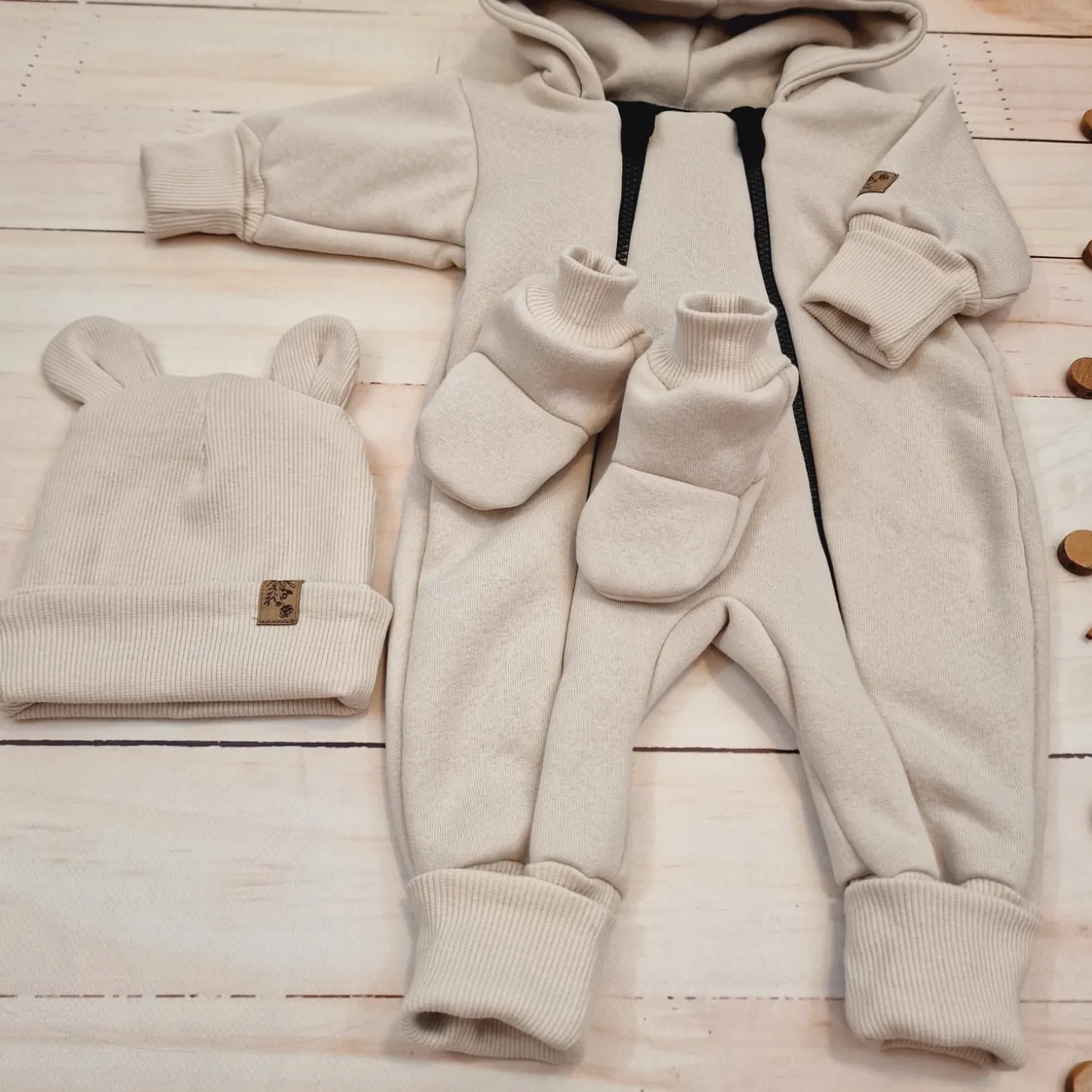 KAZUM Kombinezon z ocieplanej dresówki bez stóp + czapka + buciki 56-86 alabaster beige