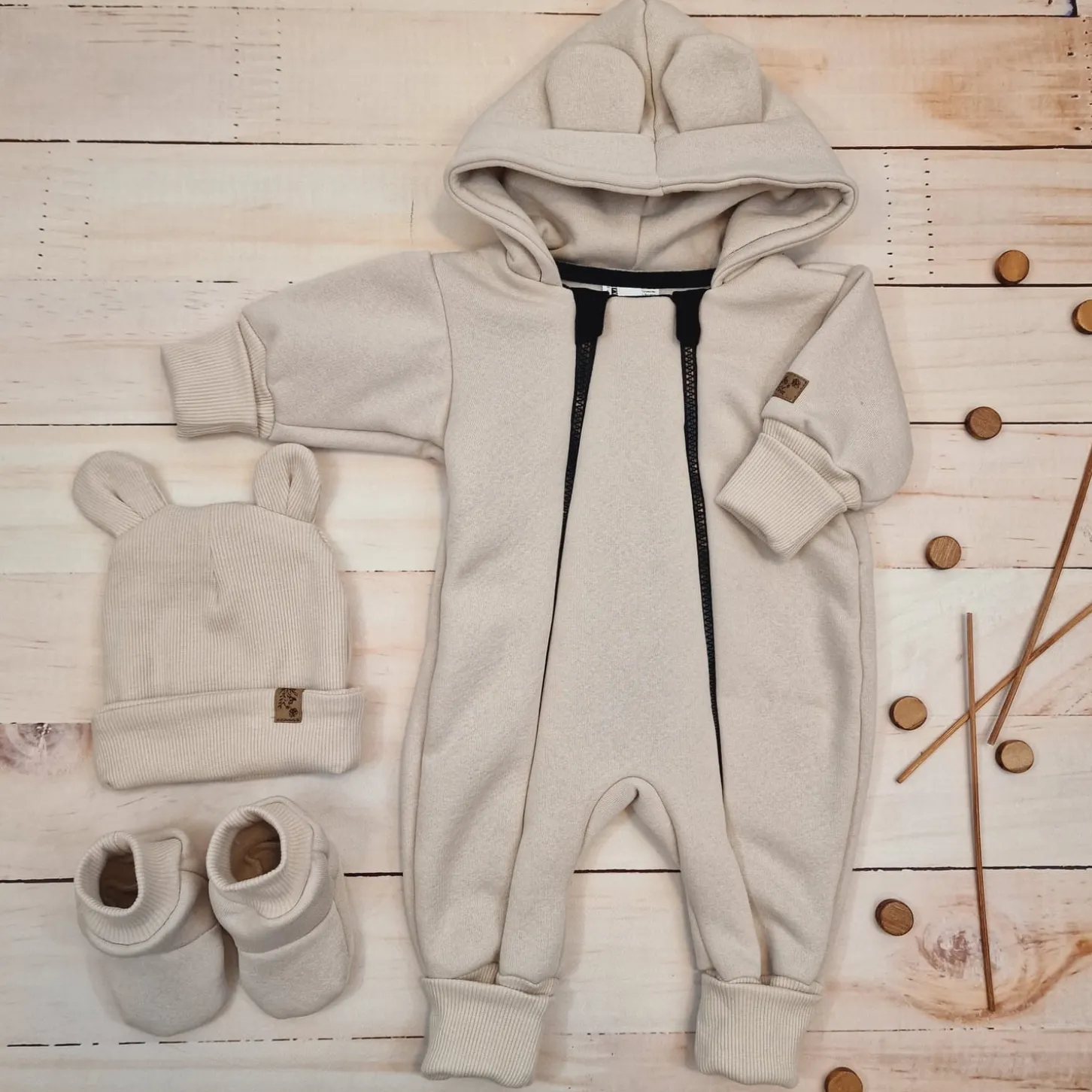 KAZUM Kombinezon z ocieplanej dresówki bez stóp + czapka + buciki 56-86 alabaster beige