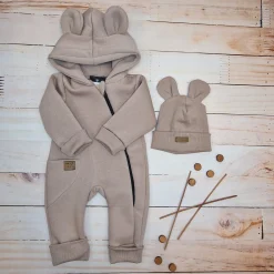 KAZUM Kombinezon z ocieplanej dresówki bez stóp + czapka cappuccino 56-86