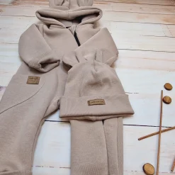 KAZUM Kombinezon z ocieplanej dresówki bez stóp + czapka cappuccino 56-86