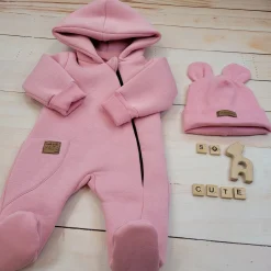 KAZUM Kombinezon z ocieplanej dresówki + czapka blush 56-86