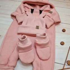 KAZUM Kombinezon z ocieplanej dresówki bez stóp + czapka + buciki coral pink 56-86