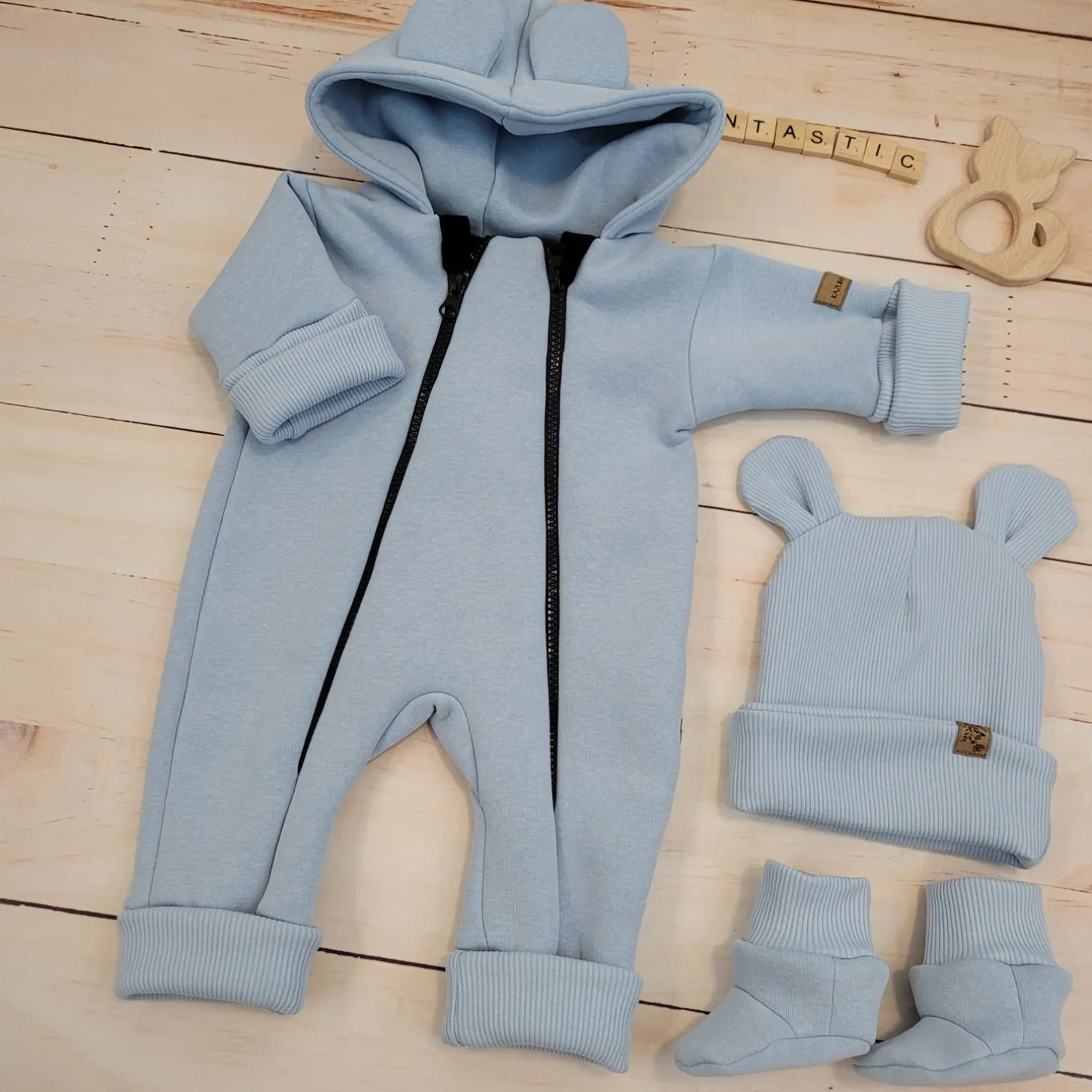 KAZUM Kombinezon z ocieplanej dresówki bez stóp + czapka + buciki 56-86 crystal blue