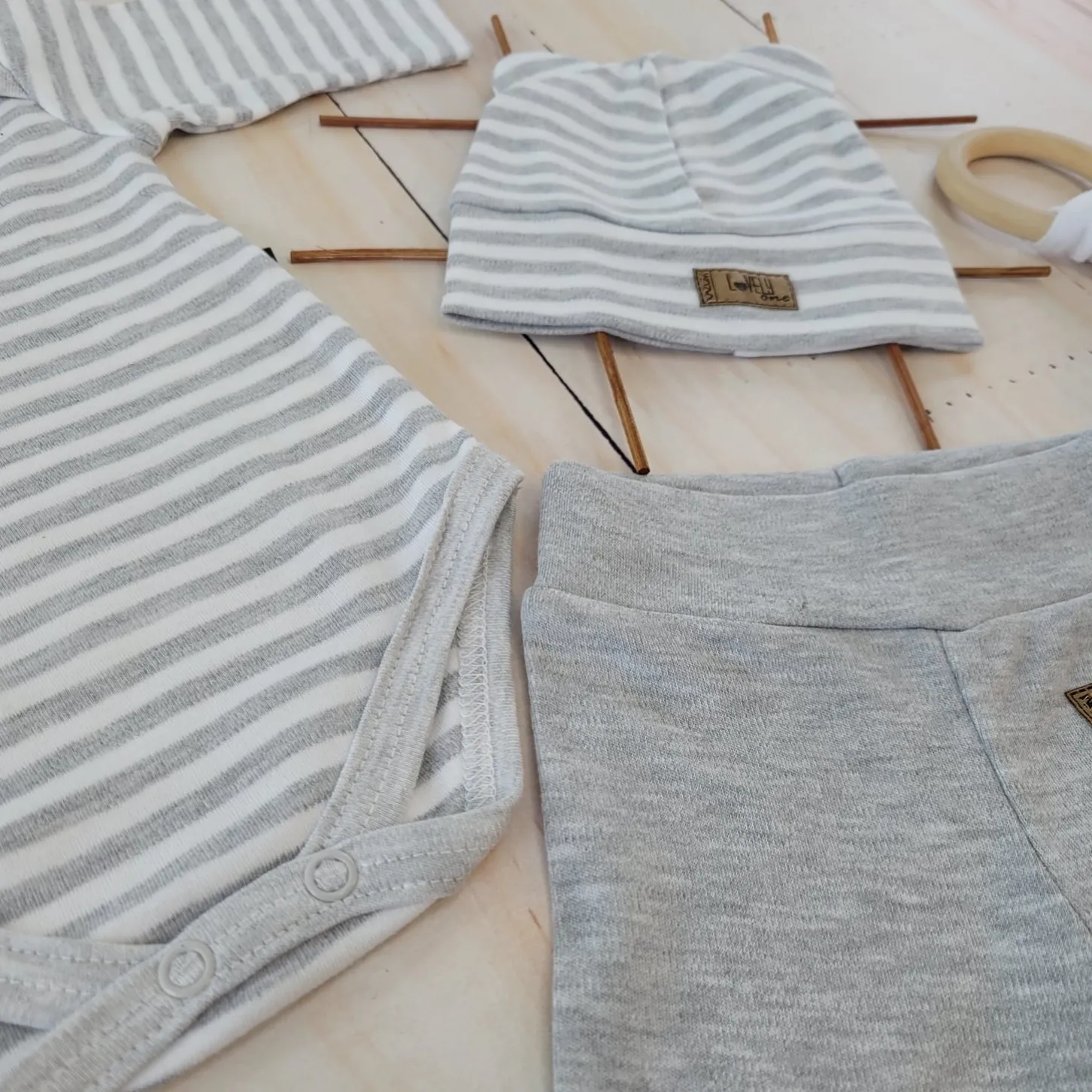 KAZUM Komplet niemowlęcy: body + spodnie + czapka z uszkami stripes ostatnie sztuki 56-86