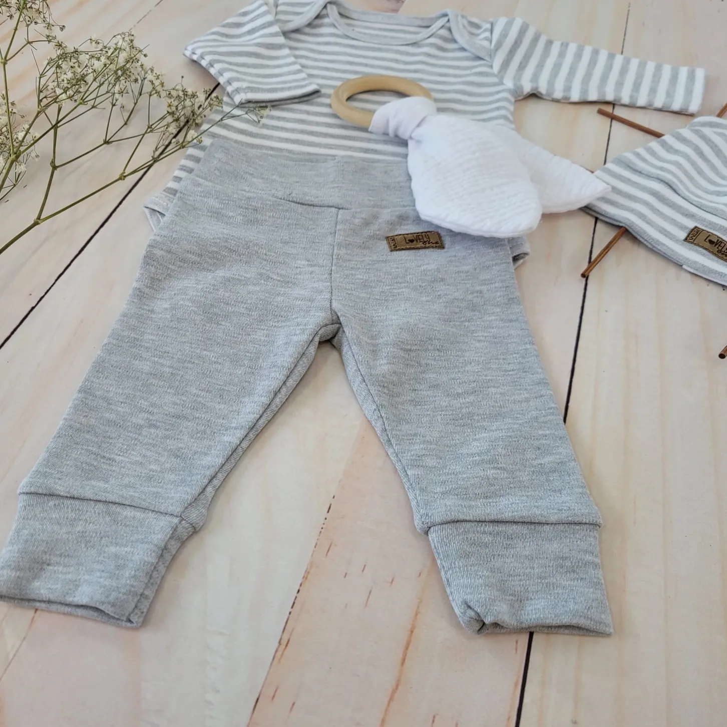 KAZUM Komplet niemowlęcy: body + spodnie + czapka z uszkami stripes ostatnie sztuki 56-86