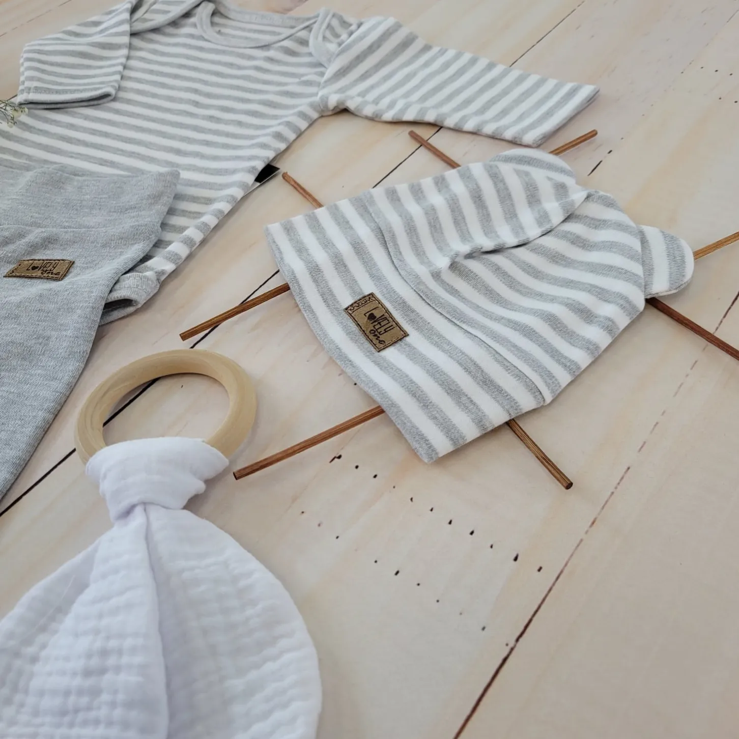 KAZUM Komplet niemowlęcy: body + spodnie + czapka z uszkami stripes ostatnie sztuki 56-86