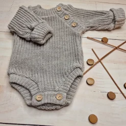 KAZUM Sweterek-body włóczkowe dziergane rosnące z dzieckiem 56-86 hazelnut