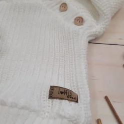 KAZUM Sweterek włóczkowy dziergany ze ściągaczami i guziczkami 56-86 coconut