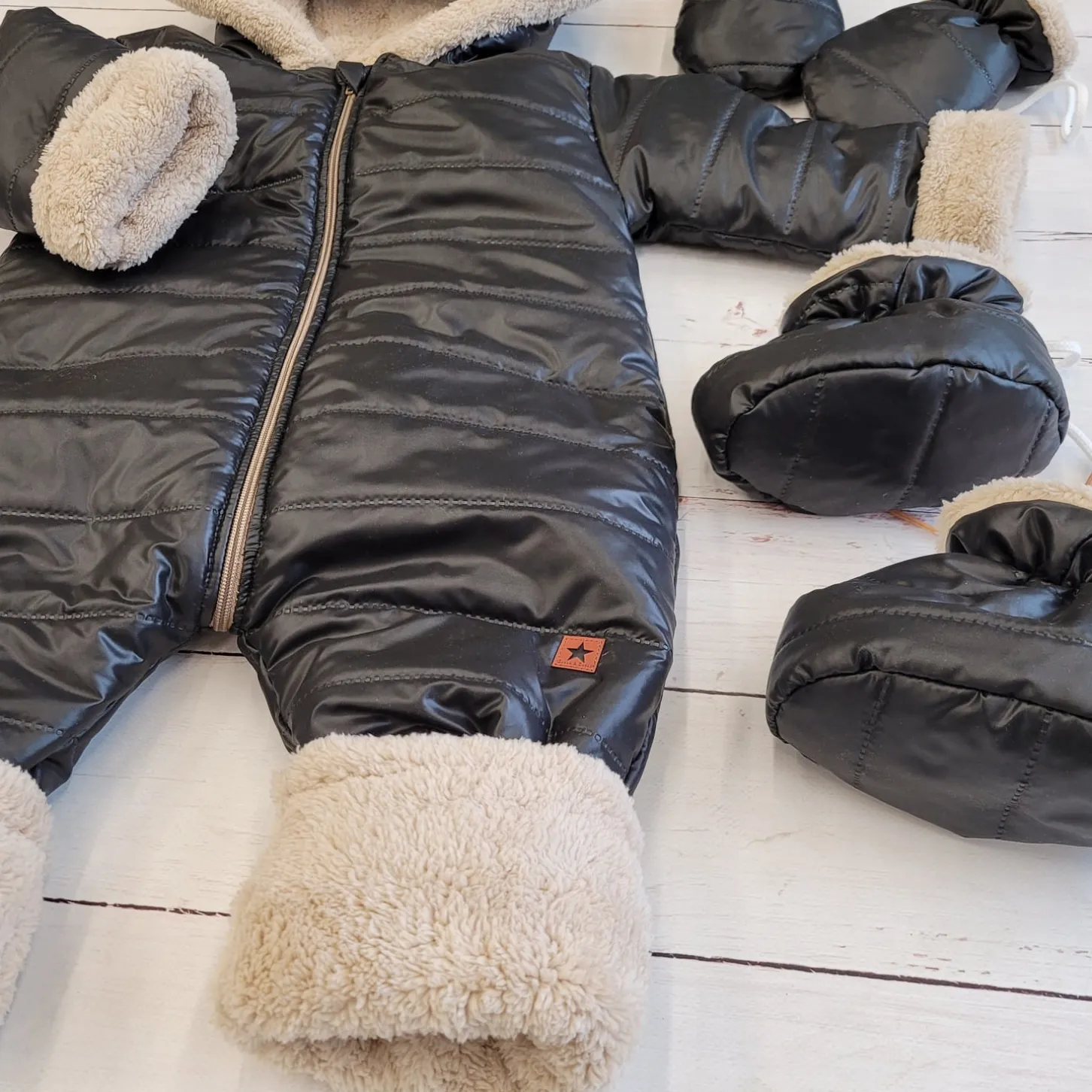 Kombinezon zimowy ocieplany kurtkowy pikowany czarny z bucikami i rękawiczkami w zestawie 56-86