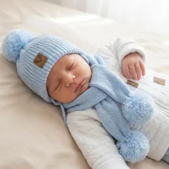 Komplet Czapka zimowa wiązana z pomponem + szalik z pomponami. Kolor błękitny