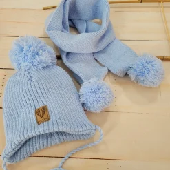 Komplet Czapka zimowa wiązana z pomponem + szalik z pomponami. Kolor błękitny