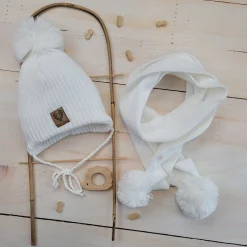 Komplet Czapka zimowa wiązana z pomponem + szalik z pomponami. Kolor biały