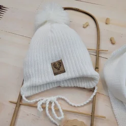 Komplet Czapka zimowa wiązana z pomponem + szalik z pomponami. Kolor biały