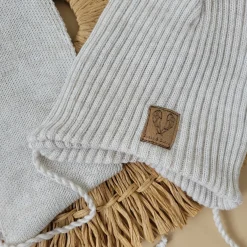 Komplet Czapka zimowa wiązana z pomponem + szalik z pomponami jasny beż