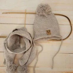 Komplet Czapka zimowa wiązana z pomponem + szalik z pomponami. Kolor piaskowy beż