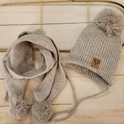 Komplet Czapka zimowa wiązana z pomponem + szalik z pomponami. Kolor piaskowy beż