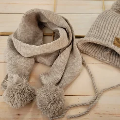 Komplet Czapka zimowa wiązana z pomponem + szalik z pomponami. Kolor piaskowy beż