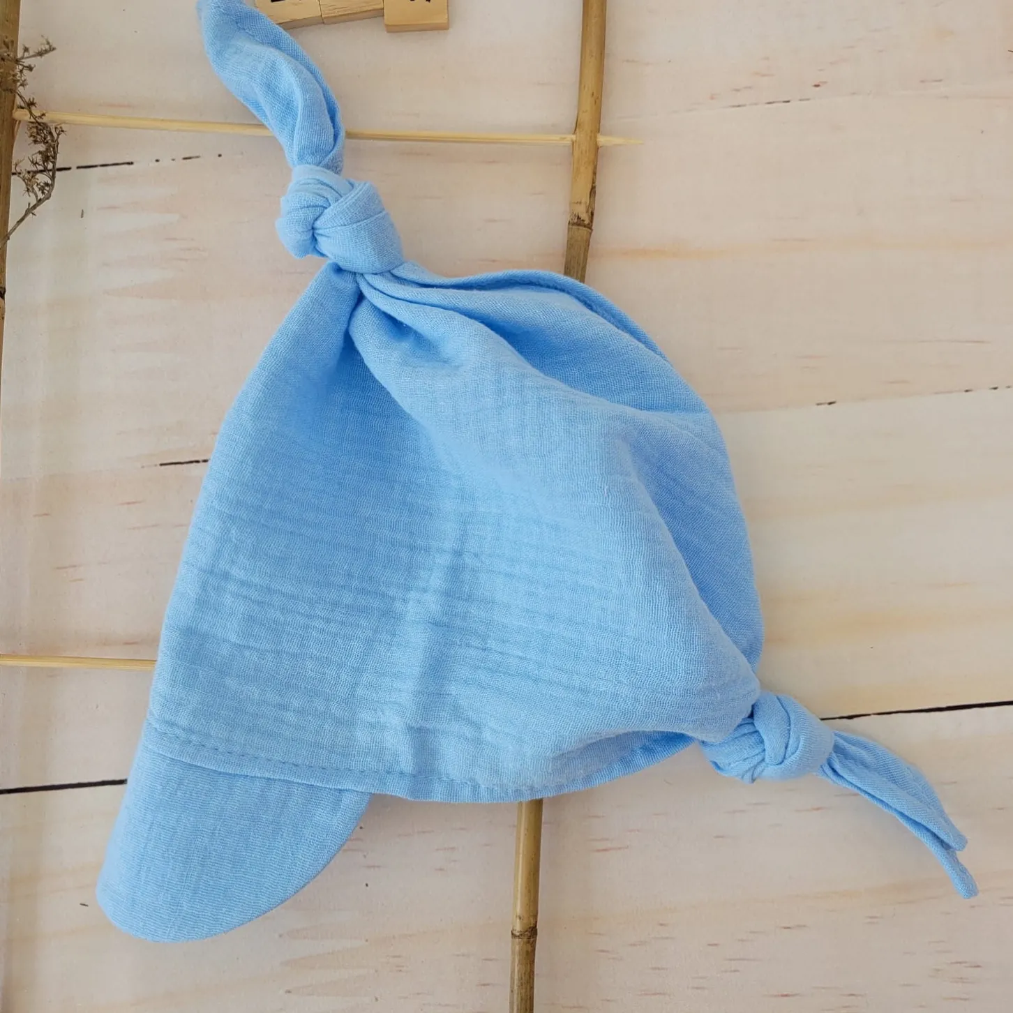 Letnia czapeczka muślinowa wiązana 56-86 błękitna baby blue