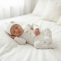 Pajacyk z guzikami + czapka wiązana komplet 2 cz 50-68 biały