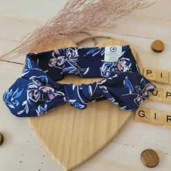 Piękna opaska pin-up dla niemowląt 0-12 miesięcy granatowa w kwiaty