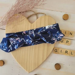 Piękna opaska pin-up dla niemowląt 0-12 miesięcy granatowa w kwiaty