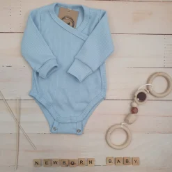 Prążkowane body kopertowe z regulacją, długi rękaw 50-62 błękitny