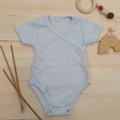 Prążkowane body kopertowe z regulacją, krótki rękaw 50-62 baby blue