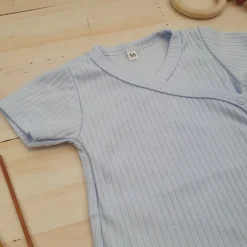 Prążkowane body kopertowe z regulacją, krótki rękaw 50-62 baby blue