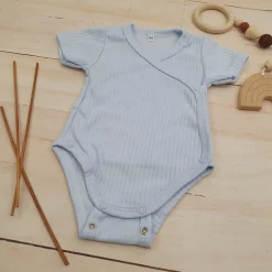 Prążkowane body kopertowe z regulacją, krótki rękaw 50-62 baby blue