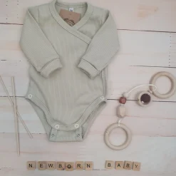 Prążkowane body kopertowe z regulacją, długi rękaw 50-62 oliwkowe