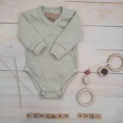 Prążkowane body kopertowe z regulacją, długi rękaw 50-62 oliwkowe