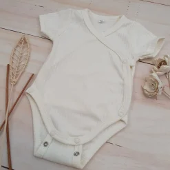 Prążkowane body kopertowe z regulacją, krótki rękaw 50-62 ecru