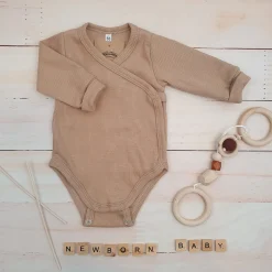 Prążkowane body kopertowe z regulacją, długi rękaw 50-62 beż caffe mokka