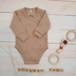 Prążkowane body kopertowe z regulacją, długi rękaw 50-62 beż caffe mokka