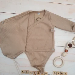 Prążkowane body kopertowe z regulacją, długi rękaw 50-62 beż caffe mokka