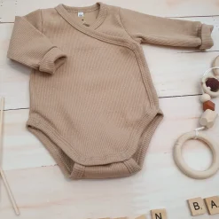 Prążkowane body kopertowe z regulacją, długi rękaw 50-62 beż caffe mokka