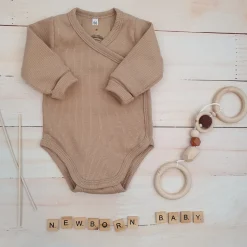 Prążkowane body kopertowe z regulacją, długi rękaw 50-62 beż caffe mokka