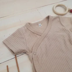 Prążkowane body kopertowe z regulacją, krótki rękaw 50-62 beige