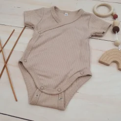 Prążkowane body kopertowe z regulacją, krótki rękaw 50-62 beige