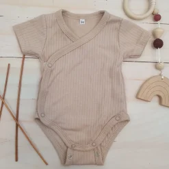 Prążkowane body kopertowe z regulacją, krótki rękaw 50-62 beige