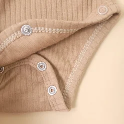 Prążkowane body kopertowe z regulacją, krótki rękaw 50-62 caffe mokka brąz